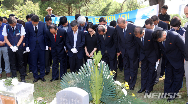 【남양주=뉴시스】김선웅 기자 = 남북노동자통일축구대회 참석차 방남한 주영길(오른쪽 네번째) 북한 노동단체 조선직업총동맹(직총) 주영길 위원장이 12일 오전 경기 남양주 마석 모란공원을 찾아 故 전태일 열사 묘소를 참배하고 있다. 2018.08.12. mangusta@newsis.com