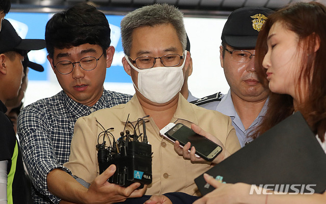 【서울=뉴시스】추상철 기자 = 댓글 여론조작 혐의를 받고 있는 '드루킹' 김동원씨가 12일 오후 조사를 받기 위해 서울 서초구 허익범 특검 사무실로 들어서고 있다. 2018.08.12.&nbsp; scchoo@newsis.com