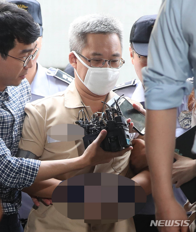 【서울=뉴시스】추상철 기자 = 댓글 여론조작 혐의를 받고 있는 '드루킹' 김동원씨가 12일 오후 조사를 받기 위해 서울 서초구 허익범 특검 사무실로 들어서고 있다. 2018.08.12.  scchoo@newsis.com