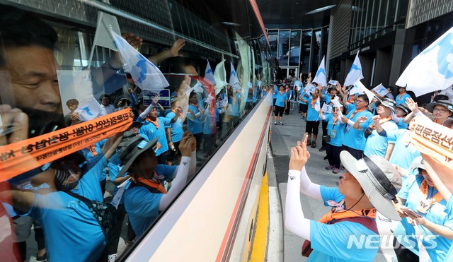 【서울=뉴시스】고범준 기자 = 남북노동자통일축구대회를 마친 북측대표단이 2박 3일 방남 일정을 모두 끝내고 12일 오후 서울 광진구 워커힐호텔에서 응원단의 환송을 받으며 북으로 가기 위해 도라산 출입사무소로 향하고 있다. 2018.08.12.&nbsp; bjko@newsis.com
