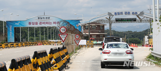 【파주=뉴시스】김선웅 기자 = 남북고위급회담을 하루 앞둔 12일 오후 경기 파주시 통일대교에서 차량들이 오가고 있다. 13일 열릴 남북고위급회담에서는 판문점선언 이행상황을 점검하고 이르면 오는 가을에 열릴 가능성이 있는 남북정상회담에 대한 논의도 진행될 예정이다. 2018.08.12. mangusta@newsis.com