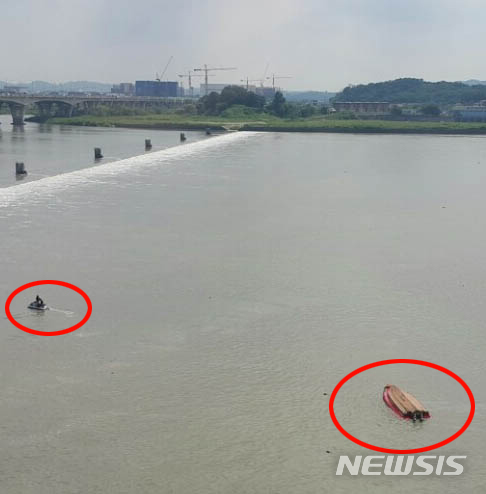 【서울=뉴시스】 12일 오후 1시 30분께 경기 김포시 고촌읍 신곡리 김포대교(일산방향) 아래에서 구조활동을 벌이던 소방구조보트가 전복돼 소방관 2명이 실종됐다. 재난안전본부는 “현재 40여 명의 소방관을 동원해 수색 활동을 벌이고 있다”고 말했다.&nbsp; 2018.08.12. (사진=경기안전재난본부 제공)photo@newsis.com