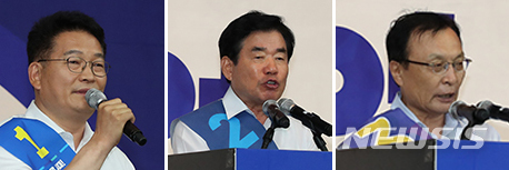 【서울=뉴시스】추상철 기자 = 더불어민주당 대구광역시당 정기대의원대회 및 당대표 최고위원 후보 합동연설회가 열린 12일 대구 엑스코에서 송영길(왼쪽부터), 김진표, 이해찬 후보가 각각 연설하고 있다. 2018.08.12. (사진 = 더불어민주당 제공) photo@newsis.com