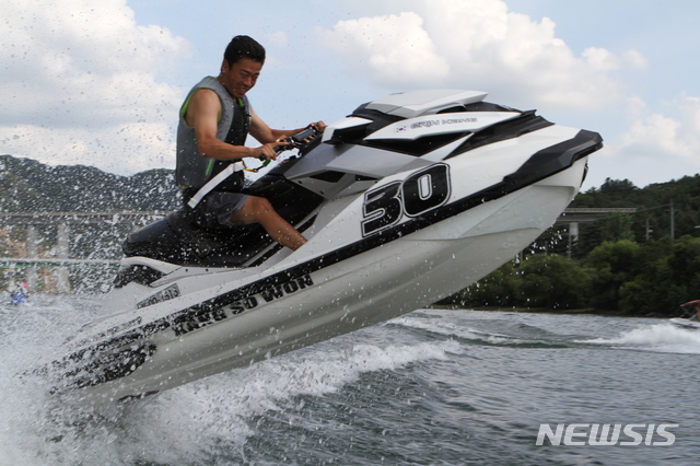 【홍천=뉴시스】한윤식 기자 = 찌는 듯한 폭염이 이어지는 13일 오후 강원 홍천군 마곡리 홍천강에서 수상오토바이(일명 제트스키) 동호인들이 시원한 물보라를 일으키며 더위를 식히고 있다. 2018.08.13. ysh@newsis.com