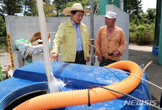 【제주=뉴시스】배상철 기자 = 원희룡 제주도지사가 13일 오전 제주시 구좌읍 월정리를 방문해 농민들의 애로사항을 듣고 피해상황을 점검하고 있다. 2018.08.13. (사진=제주도청 제공) bsc@newsis.com