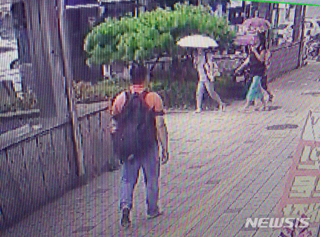  【천안=뉴시스】이종익 기자 = 지난 7일 충남 천안에서 2억 원을 훔쳐 달아난 현금 수송업체 직원 A(32)씨가 13일 오후 1시 2분께 보령시 일원의 한 모텔에서 경찰에 검거됐다. 경찰이 공개한 A씨가 찍힌 폐쇄(CC)TV 화면. 2018.08.13. (사진=천안서북경찰서 제공)&nbsp; photo@newsis.com 