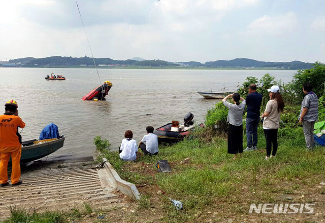 【김포=뉴시스】 이정용 기자 = 13일 오후 2시께 김포대교 인근 한강 하류에서 구조 활동 중 실종된 소방관 2명 중 한 명으로 추정되는 시신이 발견된 가운데 소방 당국이 실종자 구조 보트를 크레인을 이용해 인양하고 있다. 2018.08.13. (사진=경기안전재난본부 제공)&nbsp; stay@newsis.com 