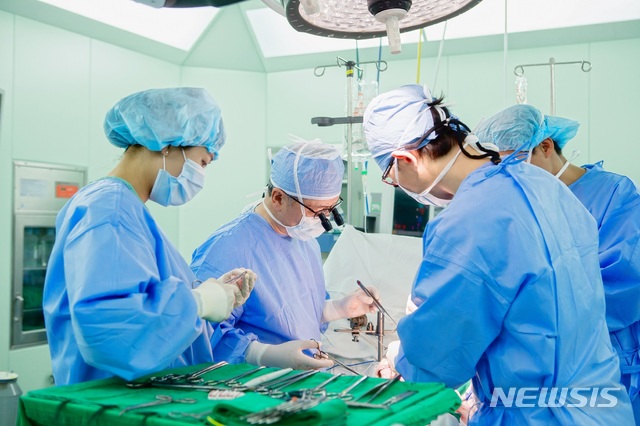 [세종=뉴시스]보건복지부가 지난해 11~12월 13개 직종 1만8244명을 대상으로 설문조사한 '보건의료인력 실태조사' 결과를 18일 발표했다. 사진은 기사와 관련 없음. (사진=울산대학교병원 제공)&nbsp; photo@newsis.com