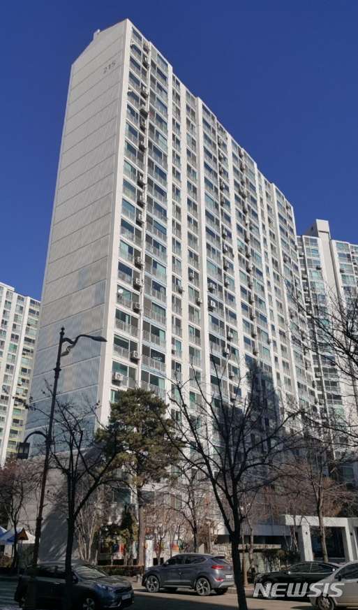 【서울=뉴시스】김가윤 기자 = 서울 영등포구 영등포동 647, -1 영등포푸르지오 215동 2층 201호가 경매에 나왔다. 2002년 5월 준공한 31개동 2462가구 단지로 해당 물건은 23층 건물 중 2층이다. 전용면적은 84.8㎡, 방 4개 욕실 2개 계단식 구조다. 2018.08.13. (제공=지지옥션) yoon@newsis.com