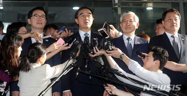 【서울=뉴시스】추상철 기자 = 조명균 통일부 장관을 비롯한 천해성 차관, 남관표 청와대 국가안보실 2차장, 안문현 국무총리실 심의관이 13일 오전 서울 종로구 통일부 남북회담본부에서 판문점 북측 통일각서 열리는 남북고위급 회담장으로 출발하기 전 취재진의 질문에 답변하고 있다. 2018.08.13. scchoo@newsis.com