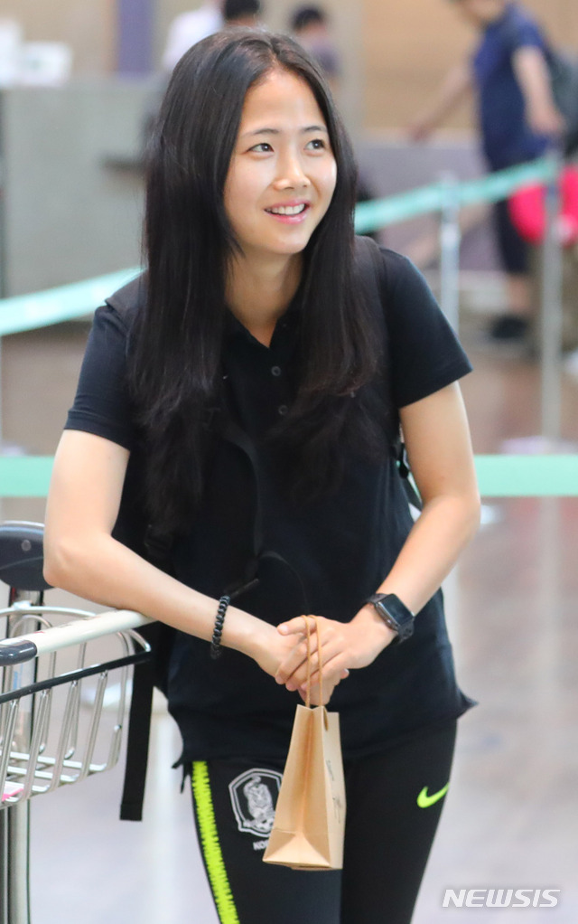 【인천공항=뉴시스】배훈식 기자 = 제18회 자카르타-팔렘방 아시안게임에 출전하는 대한민국 여자축구 대표 이민아가 13일 오전 인천국제공항에서 밝은 표정으로 출국 수속을 기다리고 있다. 2018.08.13. dahora83@newsis.com