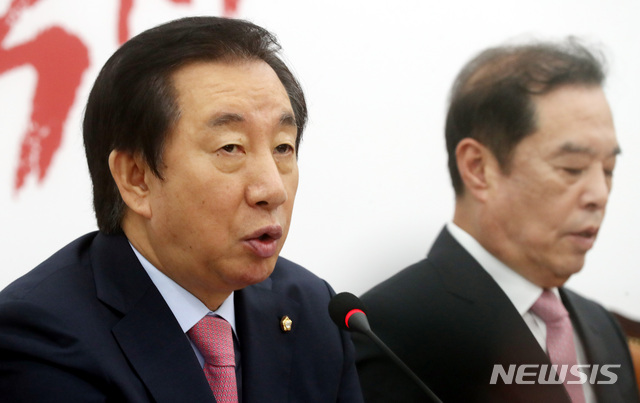 【서울=뉴시스】박영태 기자 = 13일 오전 서울 영등포구 여의도 국회에서 진행된 자유한국당 비상대책위원회의에서 김성태 원내대표가 모두 발언을 하고 있다. 2018.08.13. since1999@newsis.com