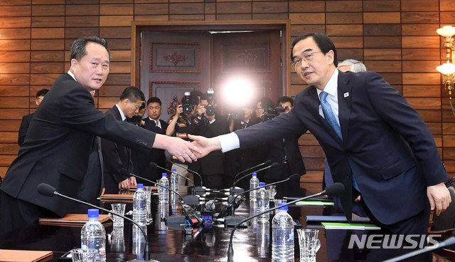 【파주=뉴시스】 사진공동취재단 = 조명균 통일부 장관과 리선권 조국평화통일위원회(조평통) 위원장이 13일 오전 판문점 북측 통일각에서 열린 남북 고위급회담에 악수를 나누고 있다. 2018.08.13. photo@newsis.com