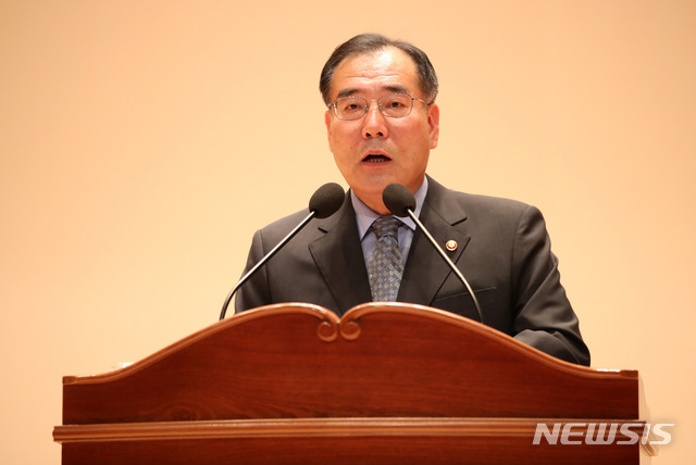 【세종=뉴시스】김선웅 기자 = 이개호 신임 농림축산식품부 장관이 13일 오전 세종시 정부세종청사에서 열린 취임식에서 취임사를 하고 있다. 2018.08.13. mangusta@newsis.com