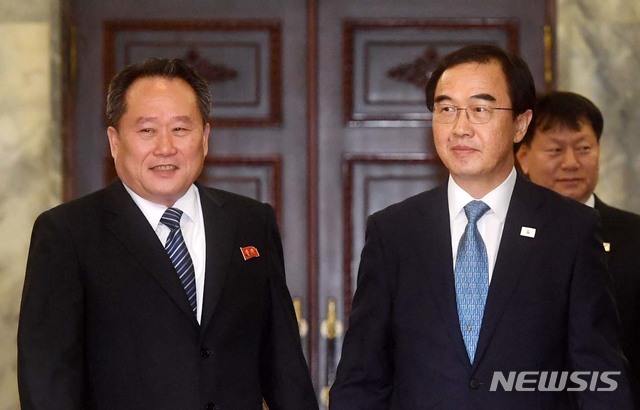 【파주=뉴시스】 사진공동취재단 = 조명균 통일부 장관과 리선권 조국평화통일위원회(조평통) 위원장이 13일 오전 판문점 북측 통일각에서 열린 남북 고위급회담을 위해 회담장으로 들어서고 있다. 2018.08.13.  photo@newsis.com 