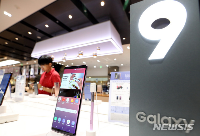 【서울=뉴시스】전진환 기자 = 갤럭시 노트9 사전예약이 시작된 13일 오전 서울 서초구 삼성전자 딜라이트샵에서 소비자가 노트9를 체험해 보고 있다. 2018.08.13. amin2@newsis.com