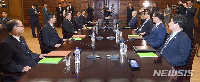 【파주=뉴시스】 사진공동취재단 = 13일 경기도 파주시 판문점 북측 통일각에서 열린 남북 고위급회담에서 조명균 통일부장관과 리선권 조국평화통일위원회(조평통) 위원장이 이야기를 나누고 있다. 2018.08.13. photo@newsis.com