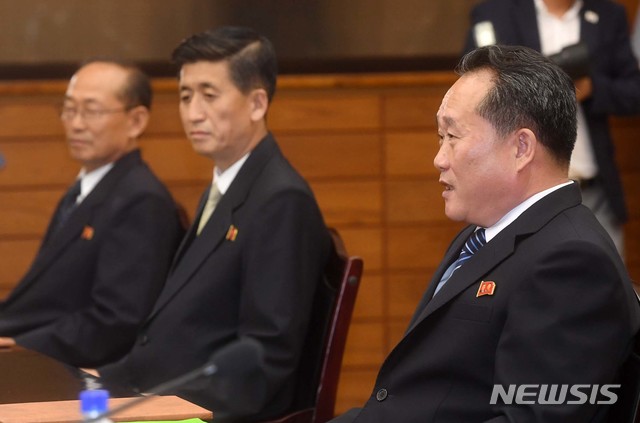 【파주=뉴시스】 사진공동취재단 = 리선권 조국평화통일위원회(조평통) 위원장이 13일 오전 판문점 북측 통일각에서 열린 남북 고위급회담에서 인사말을 하고 있다. 2018.08.13. photo@newsis.com