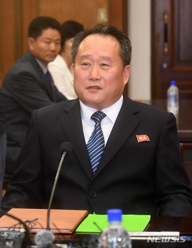 【파주=뉴시스】 사진공동취재단 = 리선권 조국평화통일위원회(조평통) 위원장이 13일 오전 판문점 북측 통일각에서 열린 남북 고위급회담에서 인사말을 하고 있다. 2018.08.13.&nbsp; photo@newsis.com