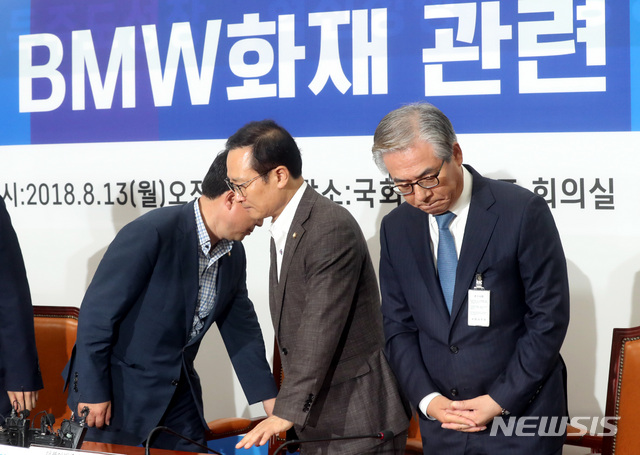 【서울=뉴시스】박영태 기자 = 13일 오전 서울 영등포구 여의도 국회에서 진행된 더불어민주당 BMW관련 긴급 간담회에서 김효준 BMW코리아 대표이사가 기념찰영을 끝내고 굳은 표정을 하고 있다. 2018.08.13. since1999@newsis.com