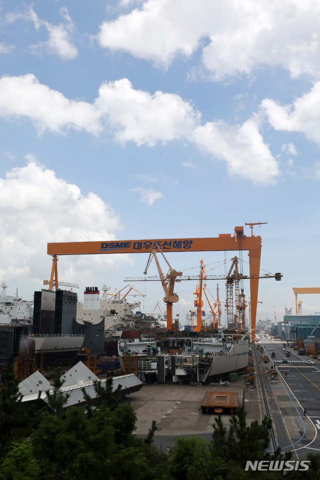 【거제=뉴시스】이영환 기자 = 13일 오전 경남 거제시 대우조선해양 옥포조선소에서 건조중인 선박과 골리앗 크레인이 보이고 있다. 2018.08.13.&nbsp; 20hwan@newsis.com