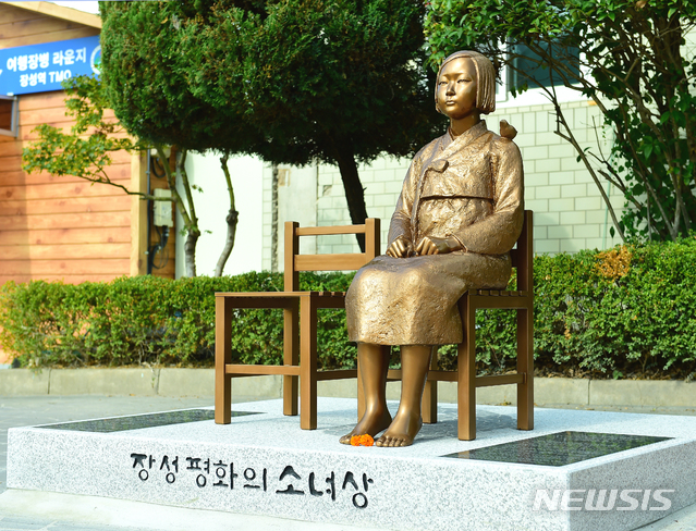 【장성=뉴시스】이창우 기자 = 제73주년 광복절을 하루 앞둔 14일 전남 장성군 장성읍 장성역 광장에 일본군 위안부 피해자들의 아픔을 형상화한 평화의 소녀상이 세워졌다.  2018.08.14. (사진=장성군 제공) photo@newsis.com