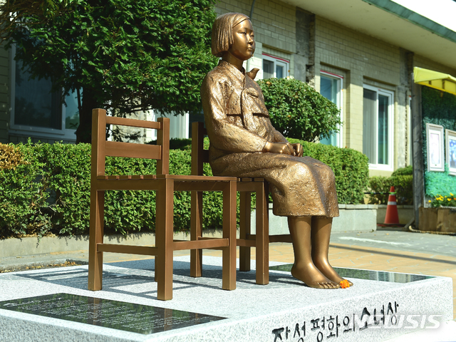【장성=뉴시스】이창우 기자 = 13일 전남 장성군에 따르면 제73주년 광복절을 하루 앞둔 오는 14일 일본군 위안부 피해자를 상징하는 '평화의 소녀상'이 장성군·읍 장성역 광장에 들어선다. 2018.08.13. (사진=장성군 제공) photo@newsis.com