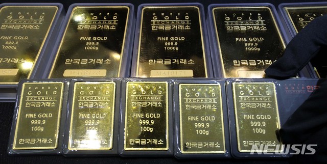 【서울=뉴시스】고범준 기자 = 미국 달러화의 가치 상승으로 금값 하락을 부추기고 있는 가운데 13일 오후 서울 종로구 한국금거래소에서 관계자가 골드바를 살펴보고 있다.&nbsp; 한편 오늘 현재 금시세는 g당 구매가, 판매가 모두 전일 대비 각각 185원과 168원 오른 46,283원과 41,875원으로 형성되어 있다. 2018.08.13.&nbsp; bjko@newsis.com