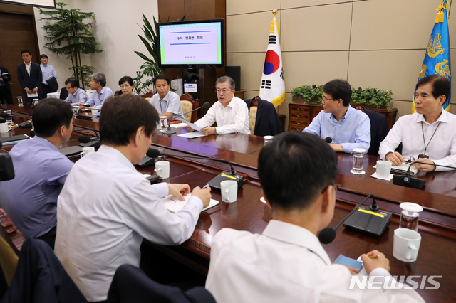【서울=뉴시스】박진희 기자 = 문재인 대통령이 13일 청와대 여민관에서 열린 수석·보좌관 회의를 주재하고 있다. 2018.08.13.pak7130@newsis.com