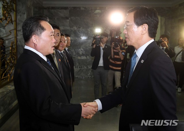 【파주=뉴시스】 사진공동취재단 = 남북 고위급 회담의 남측 수석대표인 조명균 통일부 장관과 북측 대표단장인 리선권 조국평화통일위원회 위원장이 13일 오후 판문점 북측 통일각에서 회담을 마친 뒤 악수를 나누고 있다. 2018.08.13. photo@newsis.com