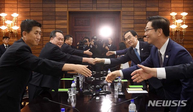 【파주=뉴시스】 사진공동취재단 = 남북 고위급 회담의 남측 수석대표인 조명균 통일부 장관과 북측 대표단장인 리선권 조국평화통일위원회 위원장 등 남북 대표단이 13일 오후 판문점 북측 통일각에서 회담을 마친 뒤 악수를 나누고 있다. 2018.08.13. photo@newsis.com