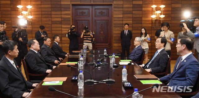【파주=뉴시스】 사진공동취재단 = 남북 고위급 회담의 남측 수석대표인 조명균 통일부 장관과 북측 대표단장인 리선권 조국평화통일위원회 위원장 등 남북 대표단이 13일 오후 판문점 북측 통일각에서 회담을 마친 뒤 인사말을 나누고 있다. 2018.08.13. photo@newsis.com
