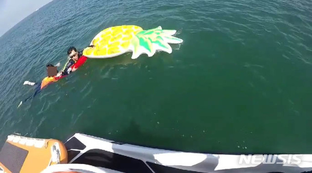 【태안=뉴시스】 해경이 태안군 만리포 해수욕장에서 튜브를 타고 표류중인 어린이 A(9)양을 긴급 구조하고 있다. (사진= 뉴시스 DB) photo@newsis.com