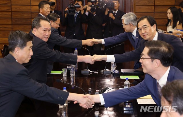 【파주=뉴시스】 사진공동취재단 = 남북 고위급 회담의 남측 수석대표인 조명균 통일부 장관과 북측 대표단장인 리선권 조국평화통일위원회 위원장 등 남북 대표단이 13일 오후 판문점 북측 통일각에서 회담을 마친 뒤 악수를 나누고 있다. 2018.08.13. photo@newsis.com