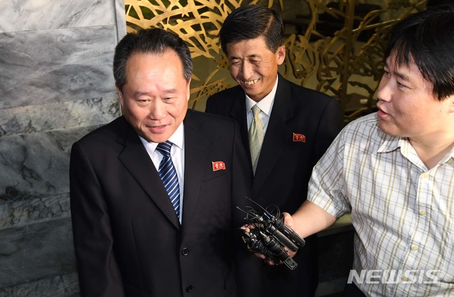 【파주=뉴시스】 사진공동취재단 = 13일 경기도 파주시 판문점 북측 통일각에서 열린 남북 고위급회담을 마친 리선권 조국평화통일위원회(조평통) 위원장이 기자의 질문을 받고 있다. 2018.08.13. photo@newsis.com