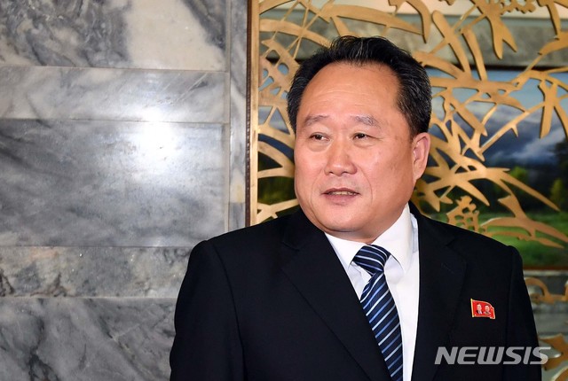 【파주=뉴시스】 사진공동취재단 = 13일 경기도 파주시 판문점 북측 통일각에서 열린 남북 고위급회담을 마친 리선권 조국평화통일위원회(조평통) 위원장이 밝은 표정을 짓고 있다. 2018.08.13. photo@newsis.com