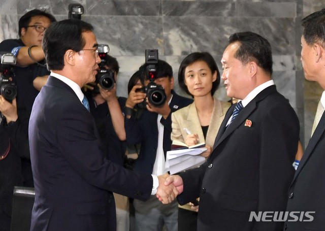 【파주=뉴시스】 사진공동취재단 = 13일 경기도 파주시 판문점 북측 통일각에서 열린 남북 고위급회담 에서 조명균 통일부장관과 리선권 조국평화통일위원회(조평통) 위원장이 회담을 마치고 악수를 나누고 있다. 2018.08.13. photo@newsis.com