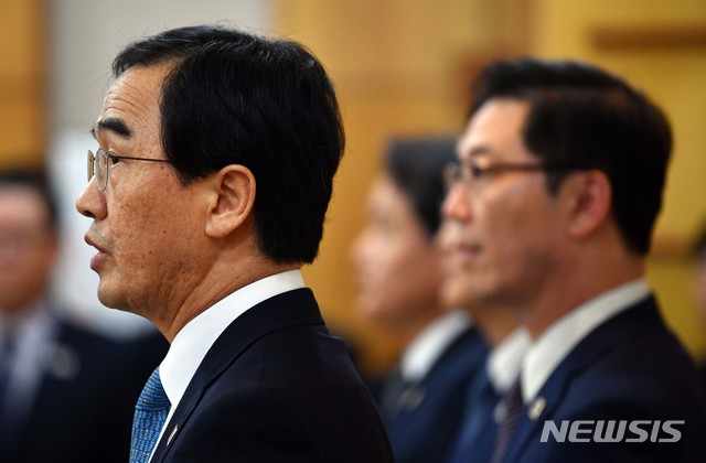 【파주=뉴시스】 사진공동취재단 = 13일 경기도 파주시 판문점 남측 자유의집에서 조명균 통일부 장관이 고위급회담의 결과에 대해 설명하고 있다. 2018.08.13. photo@newsis.com