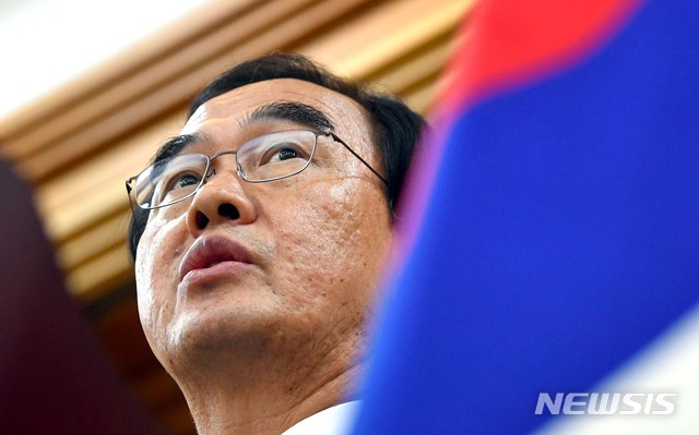 【파주=뉴시스】 사진공동취재단 = 13일 경기도 파주시 판문점 남측 자유의집에서 조명균 통일부 장관이 고위급회담의 결과에 대해 설명하고 있다. 2018.08.13. photo@newsis.com