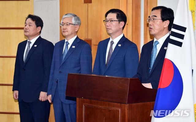 【파주=뉴시스】 사진공동취재단 = 13일 경기도 파주시 판문점 남측 자유의집에서 조명균 통일부 장관이 고위급회담의 결과에 대해 설명하고 있다. 2018.08.13.&nbsp; photo@newsis.com