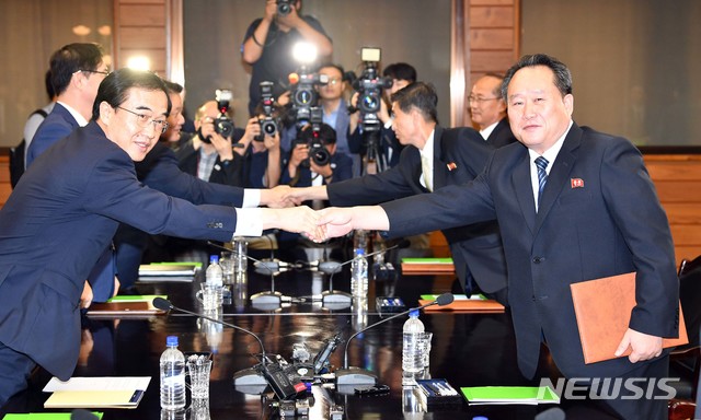 【파주=뉴시스】 사진공동취재단 = 13일 경기도 파주시 판문점 북측 통일각에서 열린 남북 고위급회담 종경회의에서 조명균 통일부장관이 리선권 조국평화통일위원회(조평통) 위원장과 인사를 나누고 있다. 2018.08.13. photo@newsis.com
