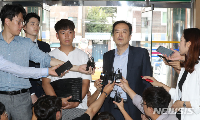 【서울=뉴시스】전진환 기자 = BMW차량 화재 피해자 모임 이광덕(윈쪽 세번째) 씨가 하종선 변호사(인쪽 네번째)와 13일 오후 서울 중랑구에 위치한 서울지방경찰청 지능범죄수사대로 고소인 조사를 받기 위해 출석해 기자들의 질문에 답하고 있다. 2018.08.13.&nbsp; amin2@newsis.com