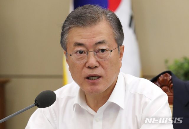 【서울=뉴시스】박진희 기자 = 문재인 대통령이 13일 청와대 여민관에서 열린 수석·보좌관 회의를 주재하고 있다. 2018.08.13. pak7130@newsis.com