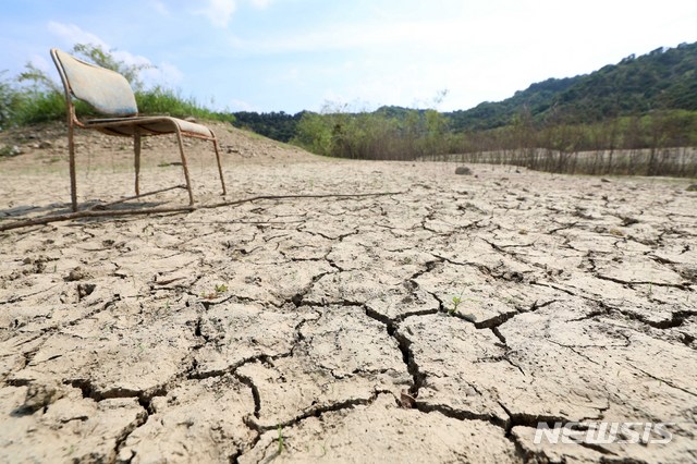 【공주=뉴시스】김선웅 기자 = 폭염으로 인한 극심한 가뭄이 이어진 13일 오후 충남 공주시 의당면 중흥저수지가 군데군데 바닥을 드러내고 있다. 2018.08.13. mangusta@newsis.com
