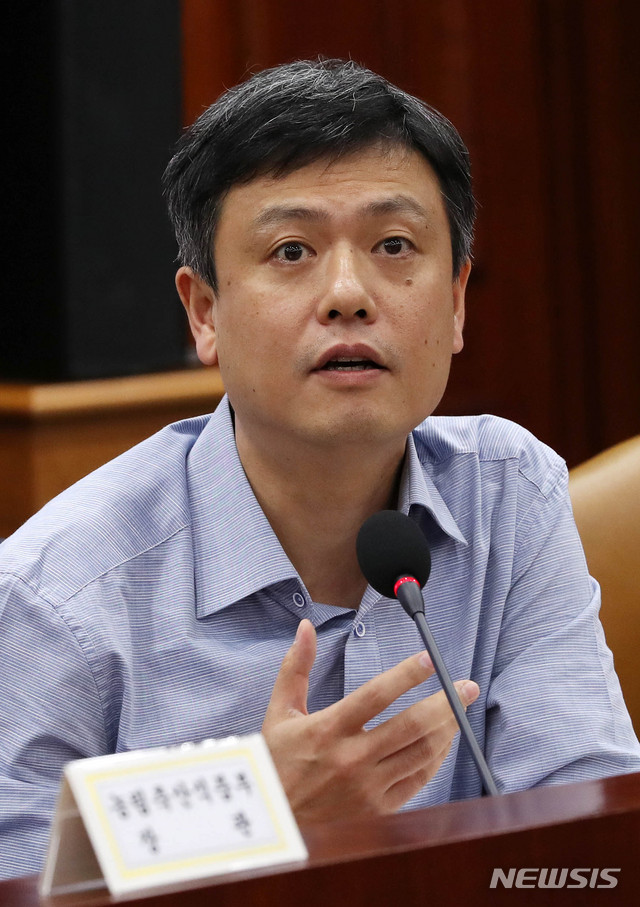 【서울=뉴시스】홍효식 기자 = 장병규 4차산업혁명위원장이 13일 오후 서울 종로구 정부서울청사에서 열린 제5차 혁신성장 관계장관회의에 참석해 모두발언을 하고 있다. 2018.08.13. yesphoto@newsis.com