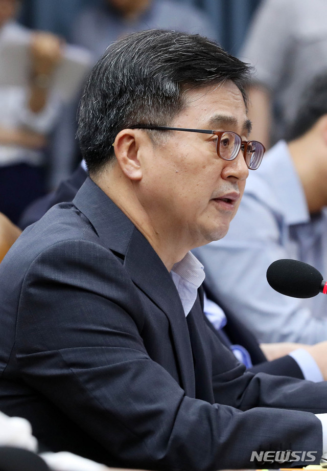 【서울=뉴시스】홍효식 기자 = 김동연 경제부총리 겸 기획재정부 장관이 13일 오후 서울 종로구 정부서울청사에서 열린 제5차 혁신성장 관계장관회의에 참석해 모두발언을 하고 있다. 2018.08.13.&nbsp; yesphoto@newsis.com