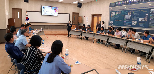 【해남=뉴시스】박상수 기자 = 전남 해남군은 합계출산율 5년연속 전국 1위를 차지한 해남군의 출산정책을 배우기 위한 벤치마킹이 줄을 잇고 있다고 13일 밝혔다. 사진은 지난달 12일 벤치마킹에 나선 공무원들을 대상으로 김미경 보건소장이 출산정책을 소개하고 있다. 2018.08.13. (사진=해남군 제공) photo@newsis.com