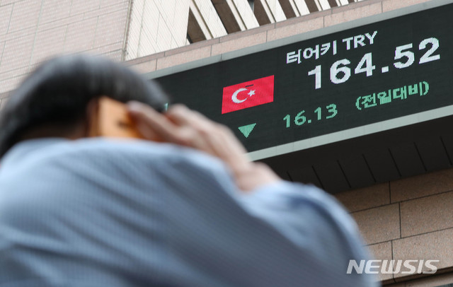 【서울=뉴시스】홍효식 기자 = 터키 리라화 환율 폭락 사태가 일어난 13일 오후 서울 중구 명동 KEB하나은행 본점 전광판에 터키화 환율이 표시되고 있다. 2018.08.13.&nbsp; yesphoto@newsis.com