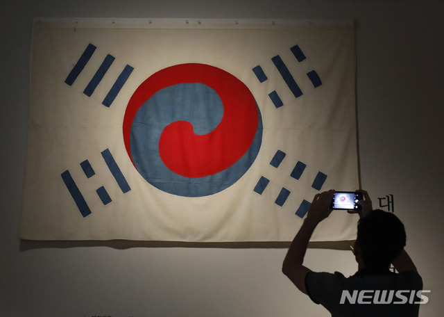 【서울=뉴시스】최동준 기자 = 13일 서울 용산구 국립중앙박물관 상설전시실 대한제국실에서 국내에 현종하는 태극기 중 가장 오래된 '데니 태극기'가 전시돼 있다.'데니 태극기'는 고종이 자신의 외교고문을 지낸 미국인 데니에게 1890년 선물한 것으로 알려져 있다. 전시는 오는 19일까지. 2018.08.13. photocdj@newsis.com