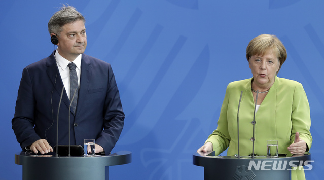 메르켈 독일 총리가 13일 보스니아 헤르체고비나 대통령을 맞아 공동 기자회견을 하고 있다&nbsp; AP 